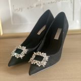Zapato salón negro detalle joya