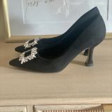 Zapato salón negro detalle joya