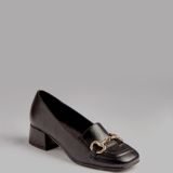 Zapato tacón salón detalle oro
