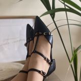 Zapato plano negro hebillas corina