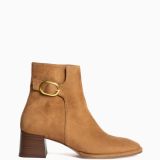 Botín tacón detalle hebilla dorada camel corina