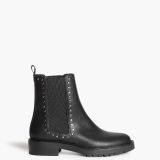 Bota plana suela goma negra detalles tachas corina