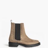 Bota plana suela goma taupe detalles tachas corina